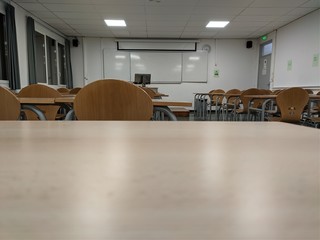 Salle de classe vide endroit ou il y a des cours et des conférence avec un proffesseur d'école...