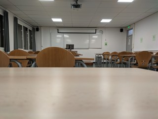 Salle de classe vide endroit ou il y a des cours et des conférence avec un proffesseur d'école...