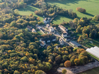 Fototapeta na wymiar vue aérienne du château de Villarceaux à l'automne dans le Val d'Oise en france