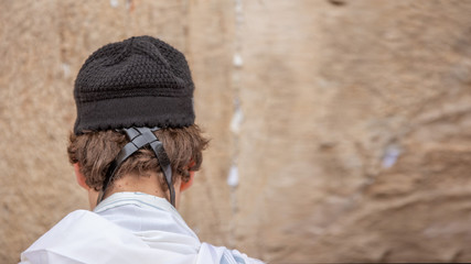 Obraz na płótnie Canvas Bar mitzvah boy prays near the Western Wall in Jerusalem