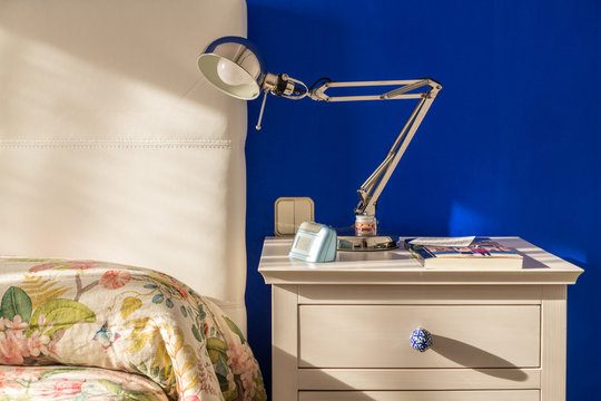 mesilla de noche al amanecer