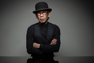 Homme asisatique avec chapeau melon