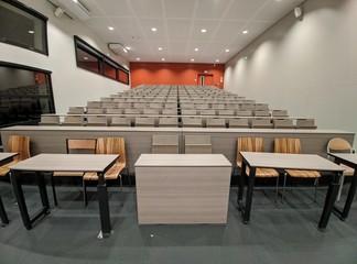 Salle de classe vide endroit ou il y a des cours et des conférence avec un proffesseur d'école...