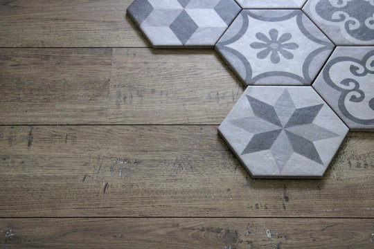 Carreaux ciment gris sur plancher bois, d&eacute;coration int&eacute;rieure maison