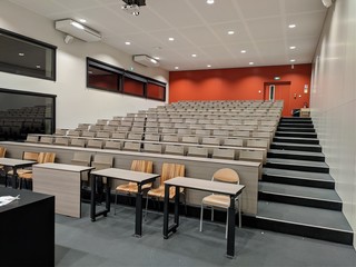 Salle de classe vide endroit ou il y a des cours et des conférence avec un proffesseur d'école supérieure, autrement dit un amphithéatre, France