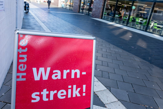 Transparent zum Streikaufruf bei regnerischem Wetter