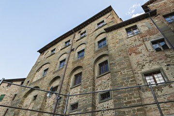 anghiari vista dal basso parte di palazzo del borgo antico