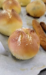 焼きたての丸い手作りパン（チーズパン）