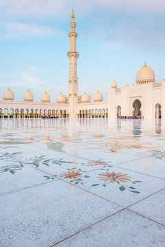 The courtyard of Sheikh Zayed Grand Mosque in Abu Dhabi with minaret, Emirate of Abu Dhabi, UAE