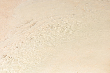 Obraz na płótnie Canvas 砂浜に打ち寄せる穏やかな波　背景