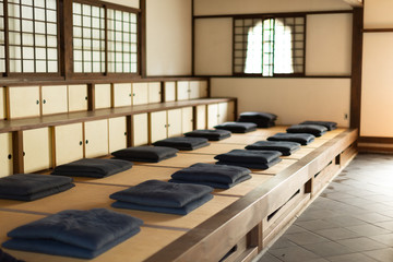 朝陽が差し込む無人の禅室