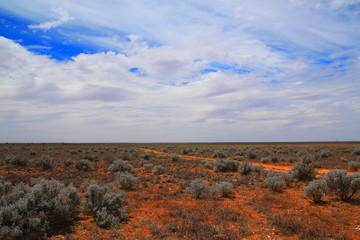 Obraz premium Dirt tracks across the Australian desert
