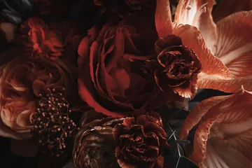 Schöner Blumenstrauß aus verschiedenen Blumen, Nahaufnahme. Blumenkartendesign mit dunklem Vintage-Effekt © New Africa