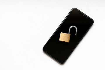 Offenes Sicherheitsschloss auf schwarzem Smartphone zeigt Sicherheitslücken, Cyber-Attacken,...