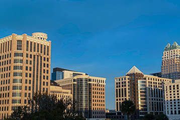 Naklejka premium Downtown Orlando Skyscraper Cityscape Under Clear Blue Sky In The Morning at Sunrise
