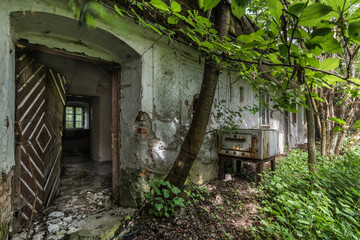 offfene tuere in einem bauernhaus