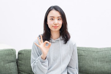 OKサインを作る若い女性