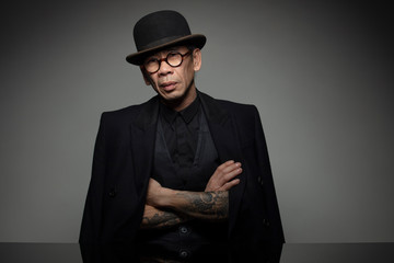 Homme asisatique avec chapeau melon