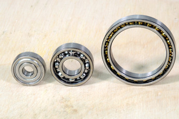 Obraz premium Arrangement with three different sized ball bearings, the bearing to the left is a sealed bearing.