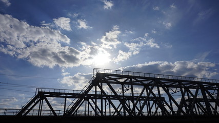 Obraz premium metal construction of a railway bridge against a blue sky