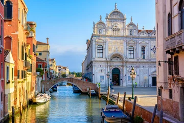 Foto auf Acrylglas Enger Kanal mit Brücke und Fassade des Krankenhauses Giovanni und Paolo in Venedig, Italien. Architektur und Wahrzeichen von Venedig. Gemütliches Stadtbild von Venedig. © Ekaterina Belova