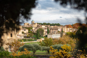 Lourmarin en provence dans le vaucluse, élu plus beau village de france avec ses maison provençal dans le village avec du lièrre et ses volet traditionnel - obrazy, fototapety, plakaty