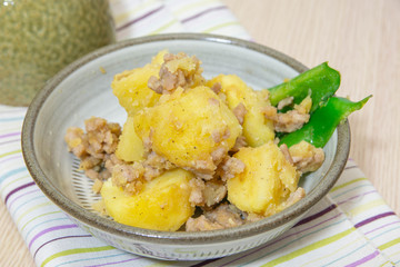 豚そぼろの肉じゃが