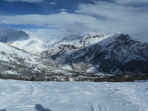 Montagne de vallousise &agrave; puy saint vincent dans les hautes alpes station de ski avec neige remonte pente et t&eacute;l&eacute;si&egrave;ge, sport d'hiver
