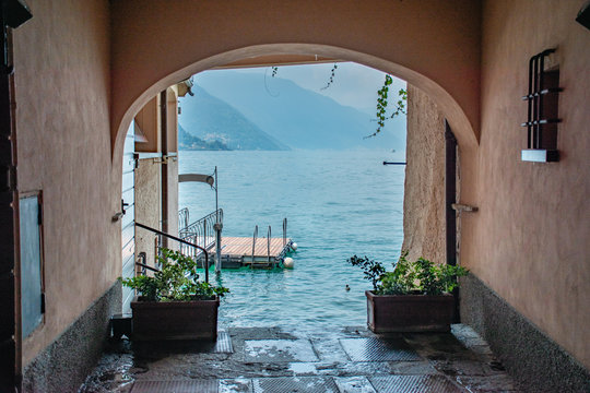 Arche et lac de c&ocirc;me et lac de garde en italie du nord &agrave; c&ocirc;t&eacute; de Bellagio varenna menaggio bellano dervio dongo mandello