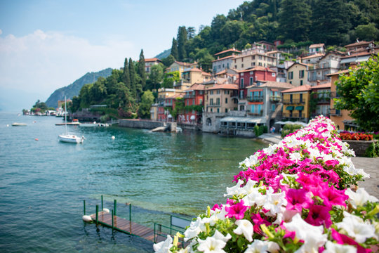 lac de c&ocirc;me et lac de garde en italie du nord &agrave; c&ocirc;t&eacute; de Bellagio varenna menaggio bellano dervio dongo mandello