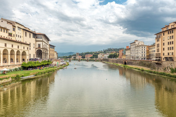 Fototapeta na wymiar Cityscape of Florence overlooking the Arno River