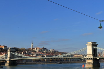 Fototapeta premium puente de las cadenas con bastión de los pescadores al fondo
