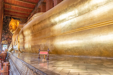 Boudha allongé et Wat Pho, temple traditionnel en or et dorure avec boudha dans la capitale de la...
