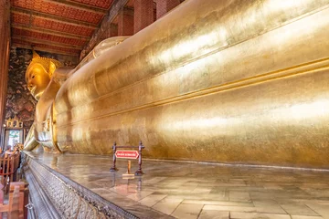 Selbstklebende Fototapeten Boudha allongé et Wat Pho, temple traditionnel en or et dorure avec boudha dans la capitale de la Thaïlande, Bangkok, dieu croyance religion © Camille