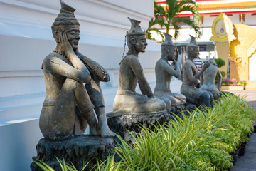 Statue en pierre et Wat Pho, temple traditionnel en or et dorure avec boudha dans la capitale de la...