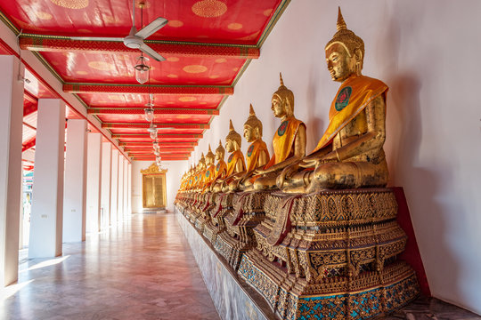 Statue et Wat Pho, temple traditionnel en or et dorure avec boudha dans la capitale de la Tha&iuml;lande, Bangkok, dieu croyance religion