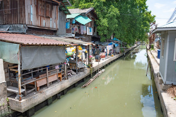 Luang, rivière très sale dans le centre de Bangkok, Thaïlande