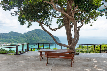 Vue panoramique sur l'île de ko phi phi pipi pipi thaïlande sable blanc fin sur la plage ile...