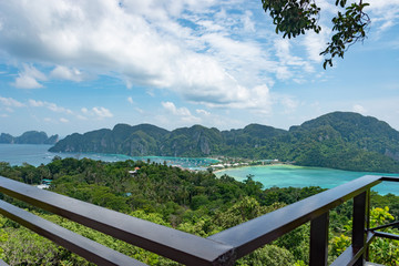 Vue panoramique sur l'île de ko phi phi pipi pipi thaïlande sable blanc fin sur la plage ile...