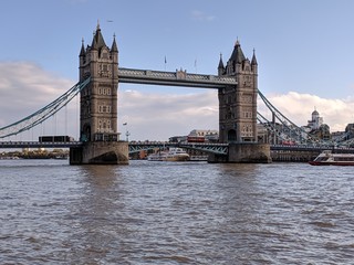 Fototapeta na wymiar Tower Bridge Londres capitale du royaume uni uk qui est sortie de l'europe maison traditionelle