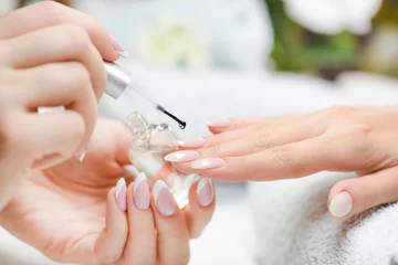 Tuinposter Manicure Manicure nagellak met dunne borstel op kleur achtergrond, Nagels kunstenaar Pools, modellering gel