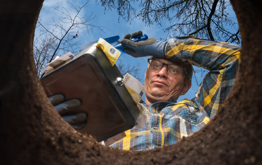 A man burys his money in an earthhole in the garden