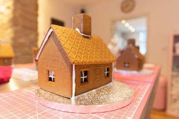 Weihnachtlicher Lebkuchenhaus vor dem dekorieren - Weihnachtlich Cake Board