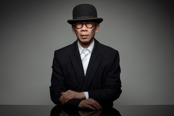 Homme asisatique avec chapeau melon