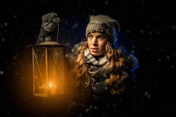 Portraitcomposing einer Frau mit winterlichem Outfit und Laterne
