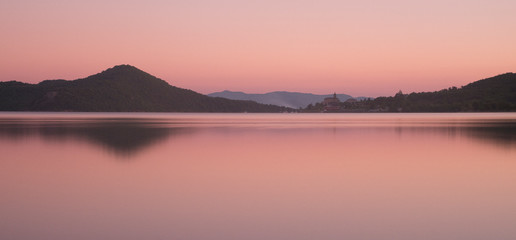 Fototapeta na wymiar sunset in the lake