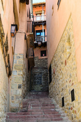 Albarracín, Teruel, calle estrecha con balcón típico