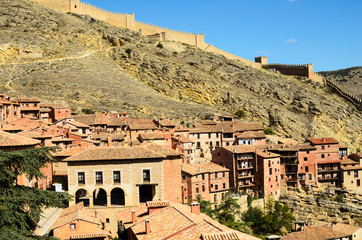 Naklejka premium Albarracín, Teruel, vista de la población, con las típicas casas rojas y murallas