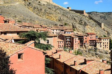 Fototapeta na wymiar Albarracín, Teruel, vista de la población, con las típicas casas rojas y murallas