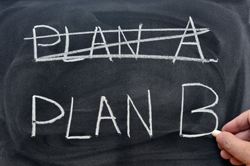 Plan A tachado y Plan B escrito con una tiza en la pizarra